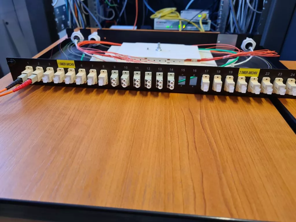 Optický panel s rôznymi konektormi
